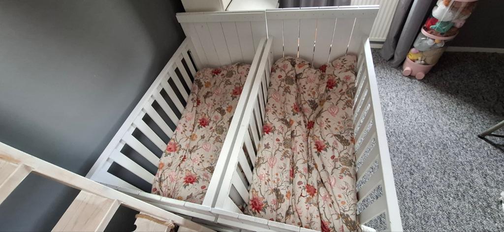 Gebruikte baby / tweeling kamer met kleine mankementen, Kinderen en Baby's, Babywiegjes en Ledikanten, Ophalen, Gebruikt, Ledikant