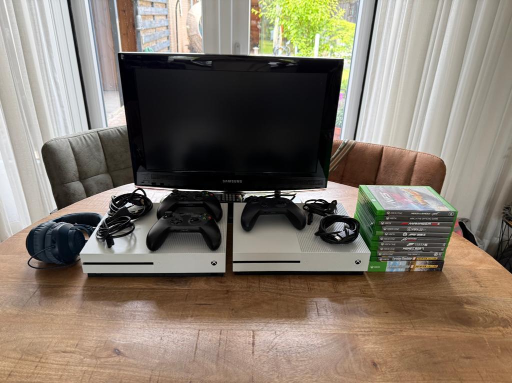 2x Xbox one s met TV en games, Ophalen, Xbox One S, 1 TB, Met 3 controllers of meer