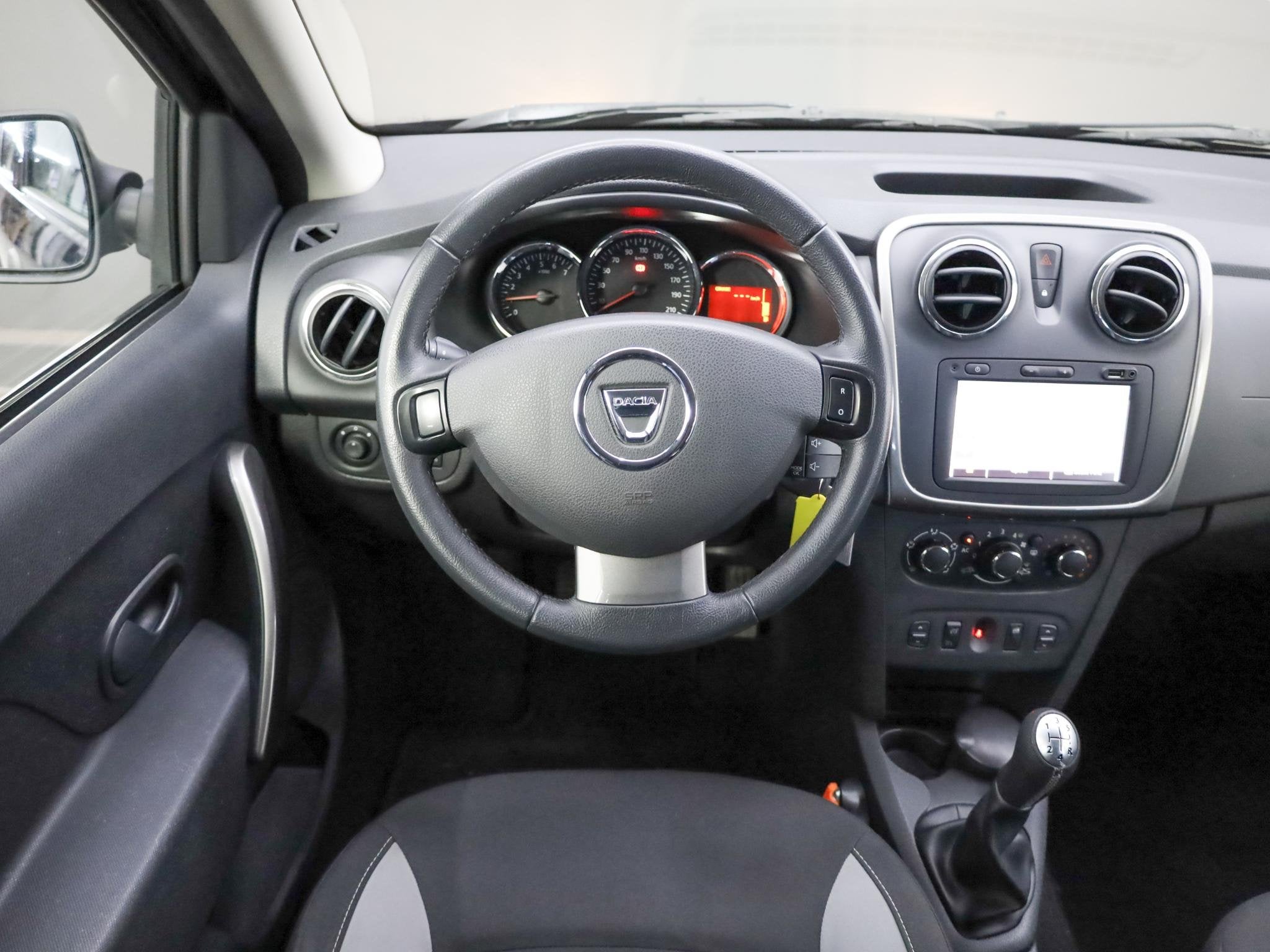 Dacia Sandero 0.9 TCe Stepway Lauréate | Trekhaak | Navigat, Auto's, Voorwielaandrijving, Gebruikt, Parkeersensor, Zwart
