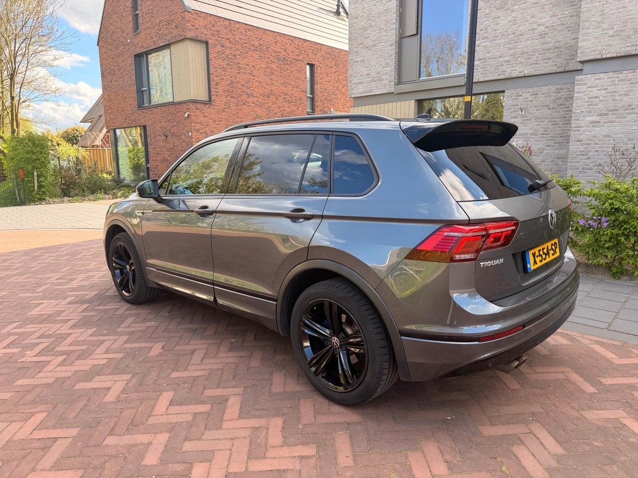Foto 4 van Volkswagen Tiguan 2.0 TSI 190pk 4Motion DSG 2020 Grijs