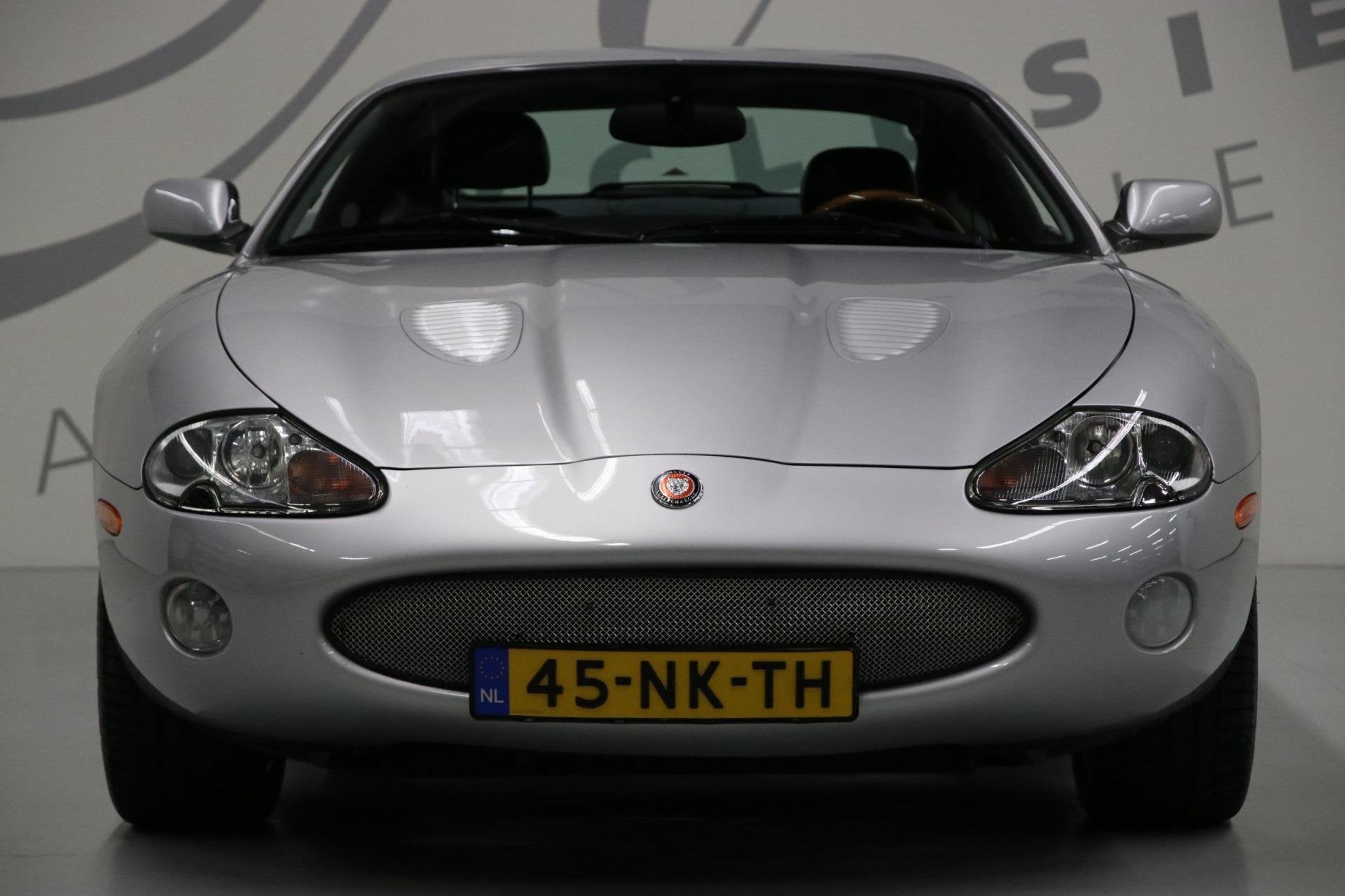 Jaguar XKR 4.0 V8 Coupé/ Historie aanwezig/ Parkeersensoren, Achterwielaandrijving, Gebruikt, 4 stoelen, Leder