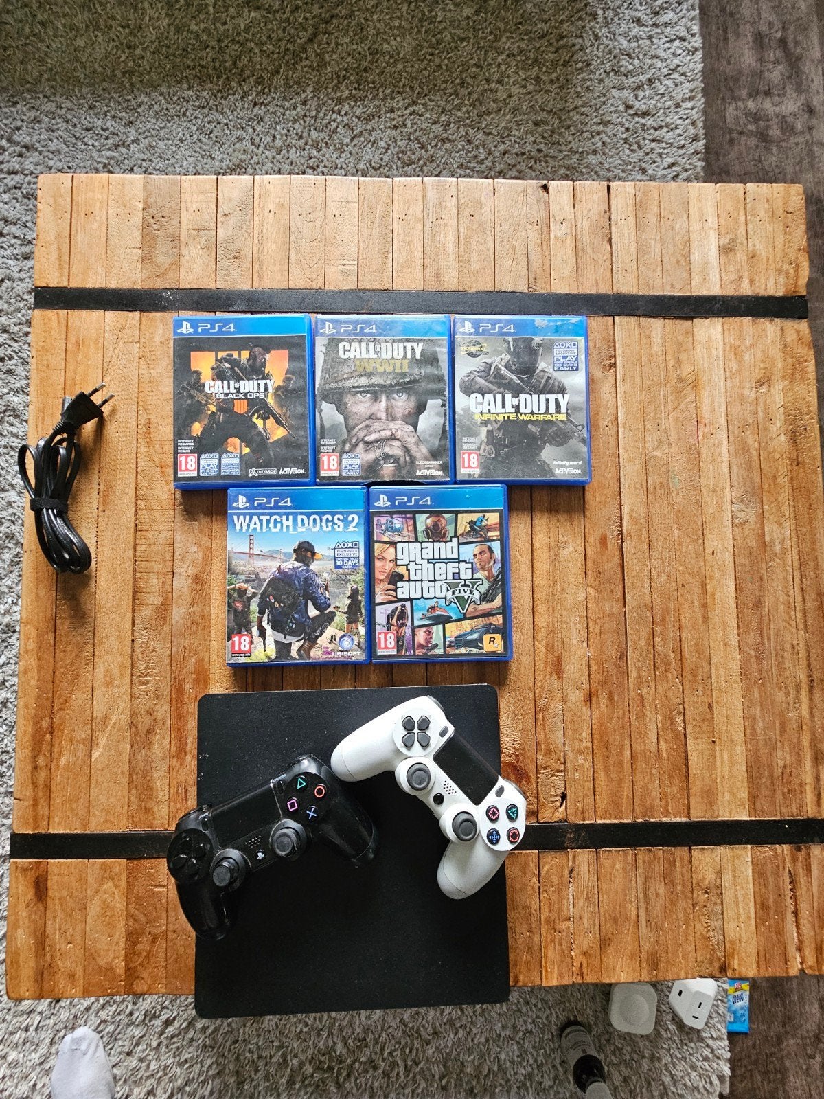 PS4 Slim 500GB met 2 controllers en 5 games, Ophalen of Verzenden