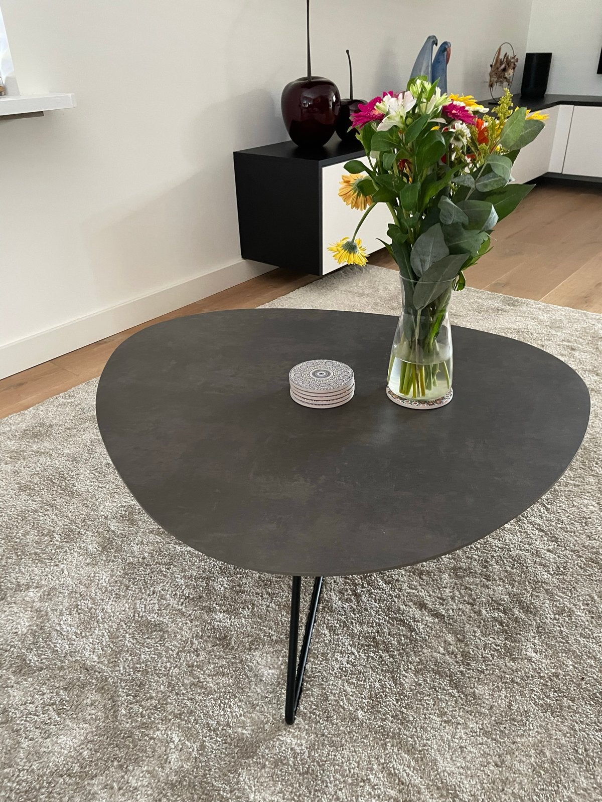 Moderne salontafel met organische vorm en metalen onderstel, Ophalen, 100 tot 150 cm, Zo goed als nieuw, Metaal