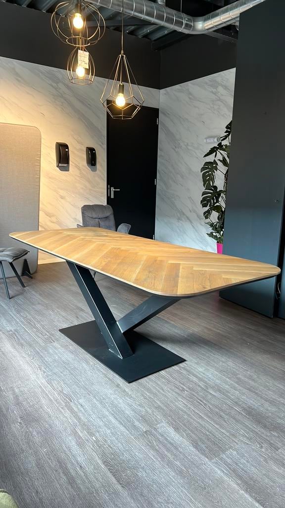 Visgraat eiken tafel met zwaar V-onderstel - Showroommodel, Eikenhout, 200 cm of meer, Zo goed als nieuw, Vijf personen of meer