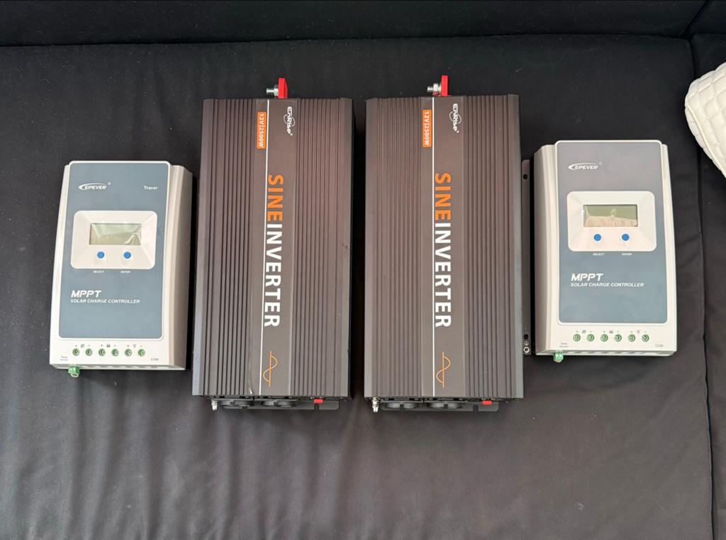 Zonnepaneel omvormers en laadregelaars (2 sets), Doe-het-zelf en Verbouw, Zonnepanelen en Toebehoren, Ophalen of Verzenden, Gebruikt