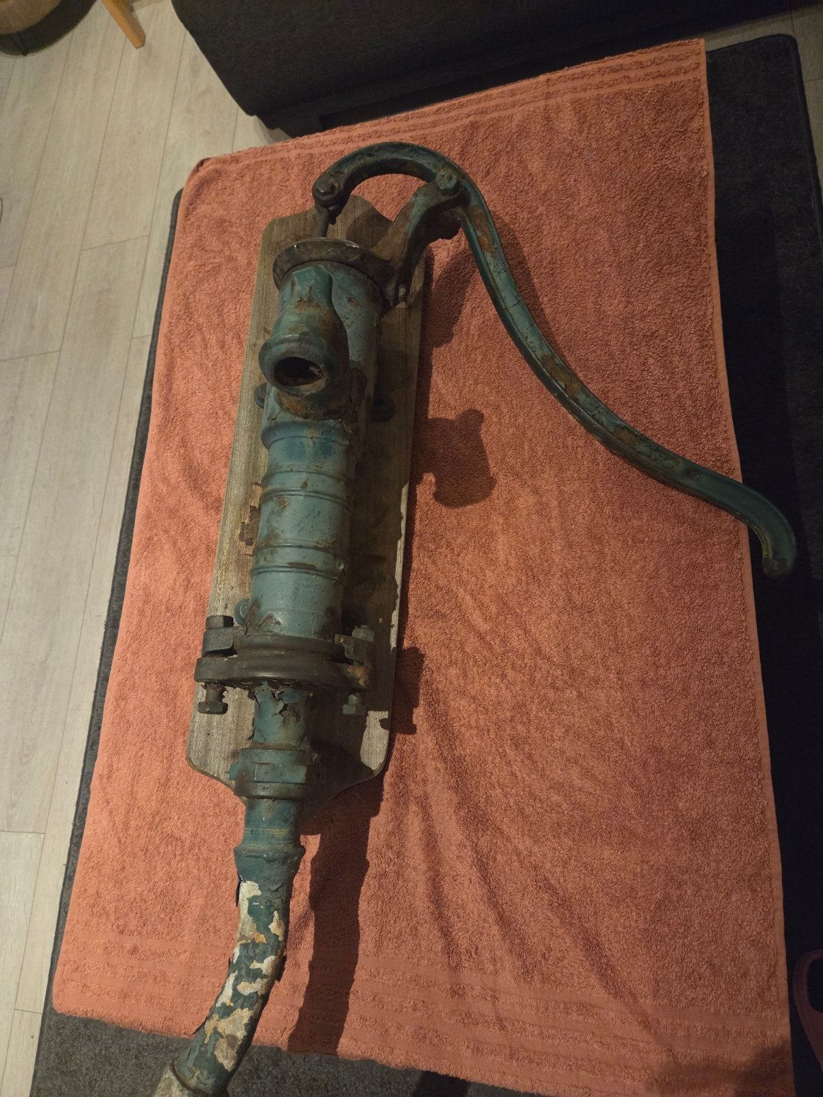 Antieke groene gietijzeren waterpomp met achterbord, Tuin en Terras, Ophalen, Gebruikt, Handmatig, Overige typen