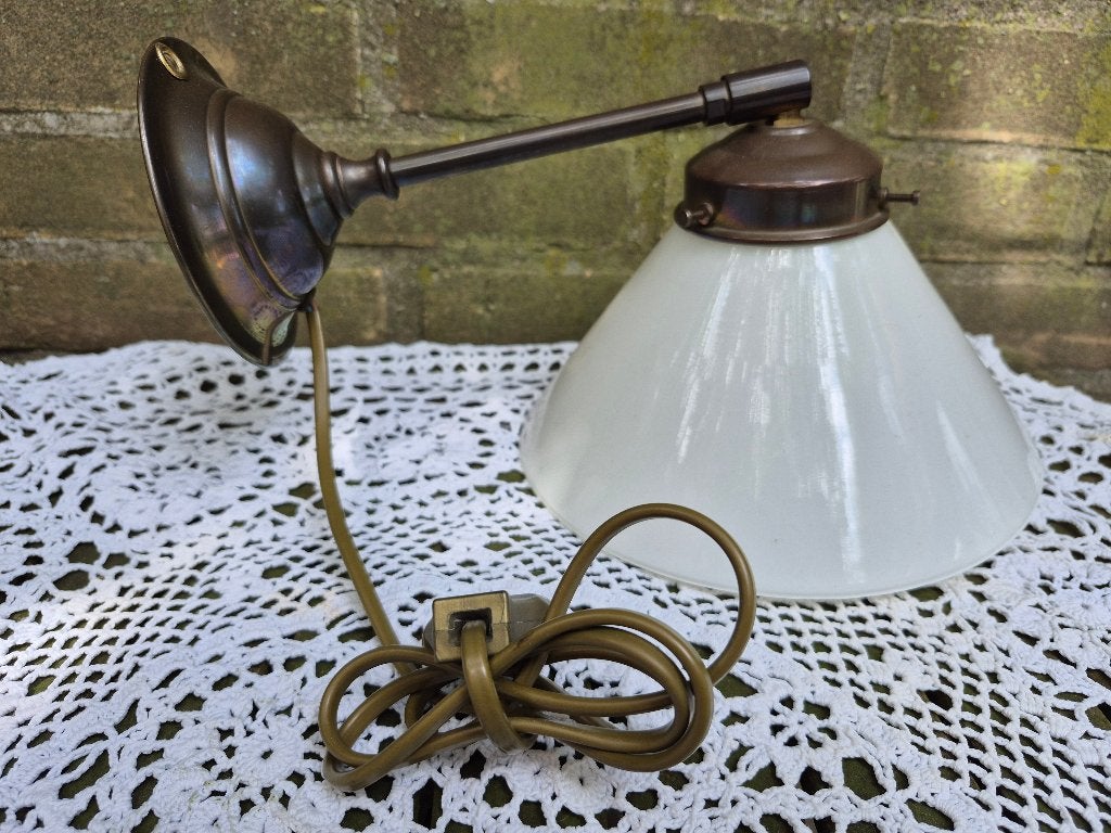 Vintage wandlamp met opaline glazen kap, Gebruikt, Glas, Overige merken, Verstelbaar