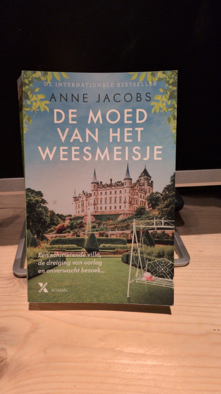 De Moed van het Weesmeisje - Anne Jacobs (Roman), Boeken, Ophalen of Verzenden, Zo goed als nieuw, Anne Jacobs, Nederland