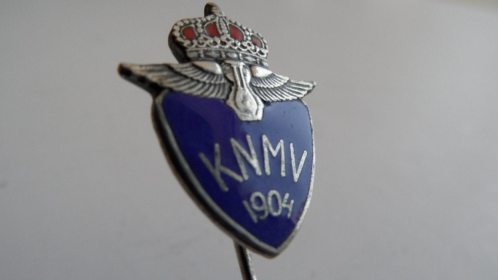 K.N.M.V. 1904 motorbond speld, geëmailleerd, Verzamelen, Verzenden, Gebruikt, Merk, Speldje of Pin