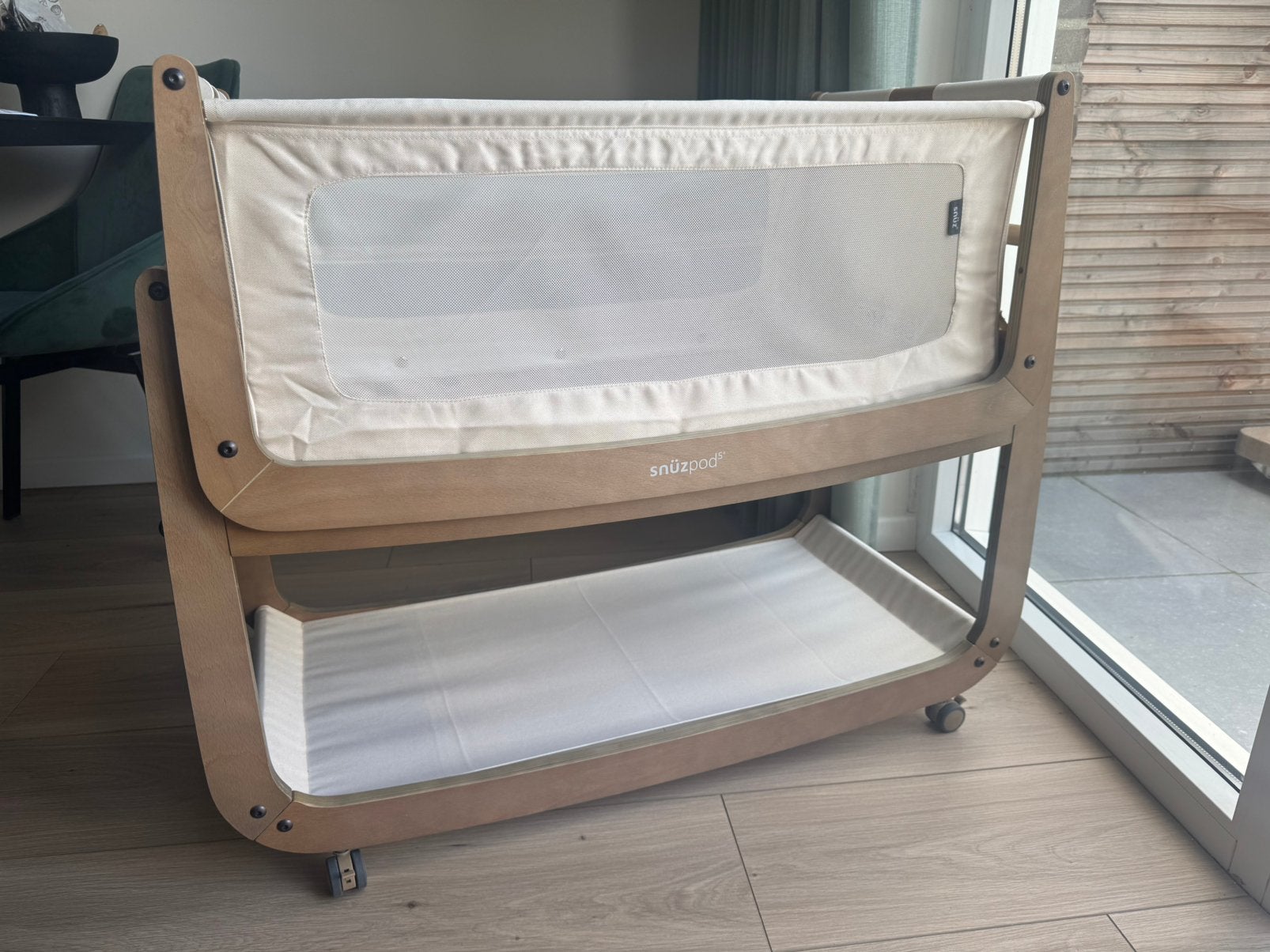 Snuz Co-Sleeper SnüzPod⁵ Walnut + Jollein dekentjes/hoezen, Ophalen, Zo goed als nieuw, Wieg