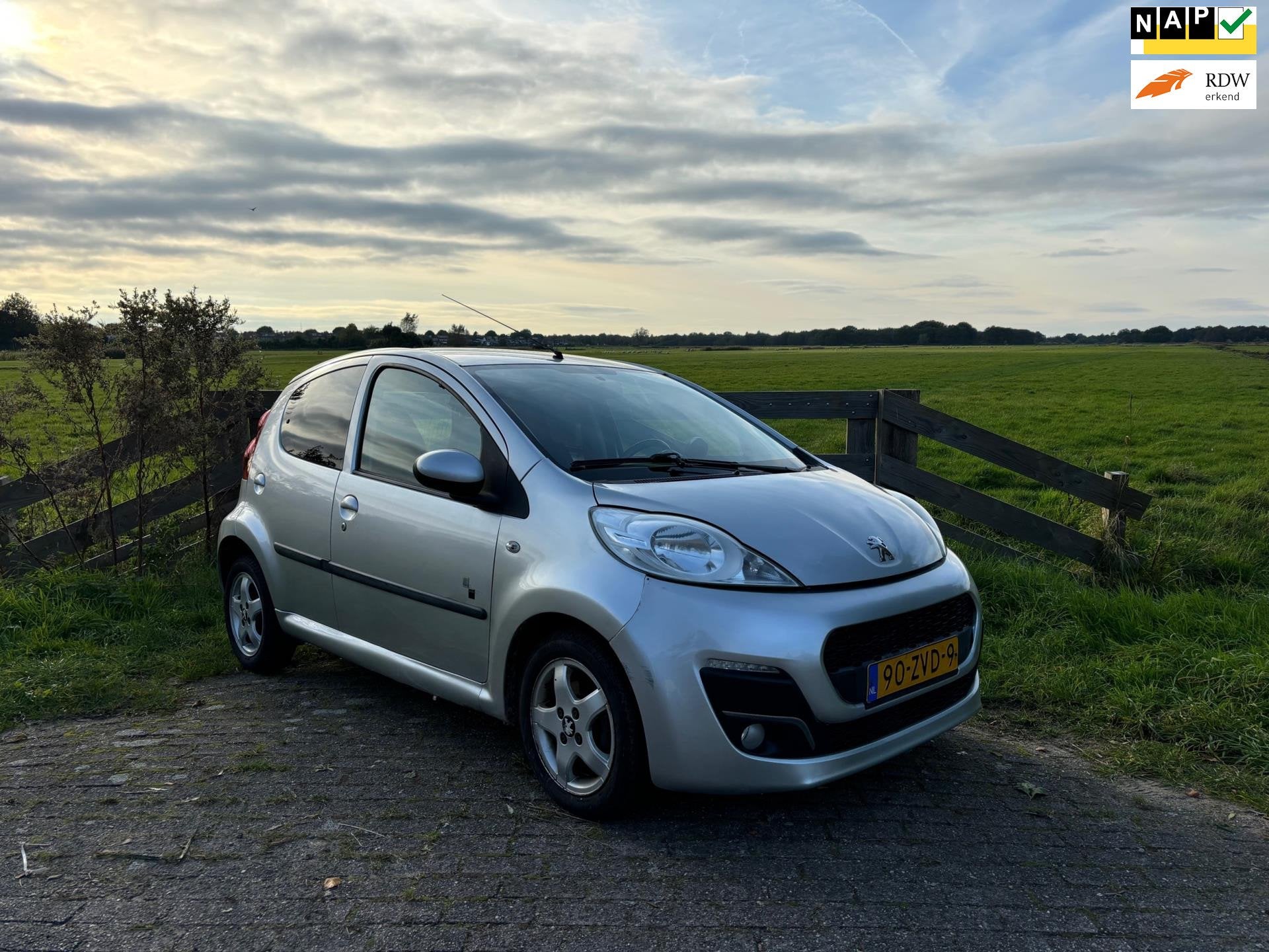 Peugeot 107 1.0 Black & Silver APK 27-04-2027, Auto's, Voorwielaandrijving, Euro 5, Gebruikt, 4 stoelen