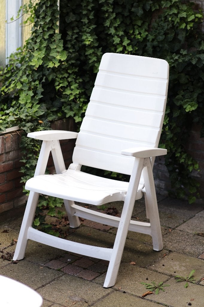 Twee witte inklapbare tuinstoelen van kunststof, Tuin en Terras, Ophalen, Gebruikt, Kunststof, Inklapbaar