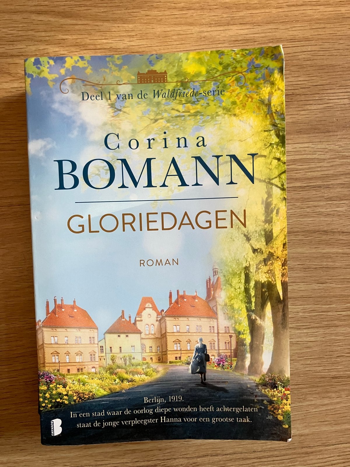 Gloriedagen - Corina Bomann (Deel 1 WaldFriede-serie), Ophalen of Verzenden, Zo goed als nieuw, Corina Bomann, Nederland