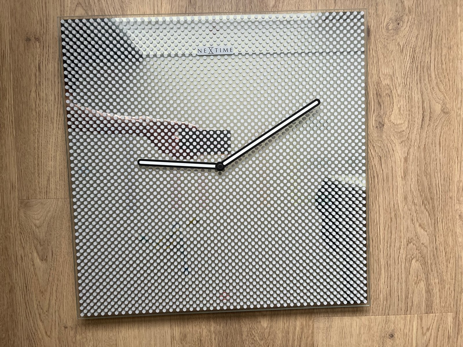 Nextime Wandklok (43x43cm) Modern Design met Stippenpatroon, Huis en Inrichting, Ophalen, Wandklok, Wit, Analoog