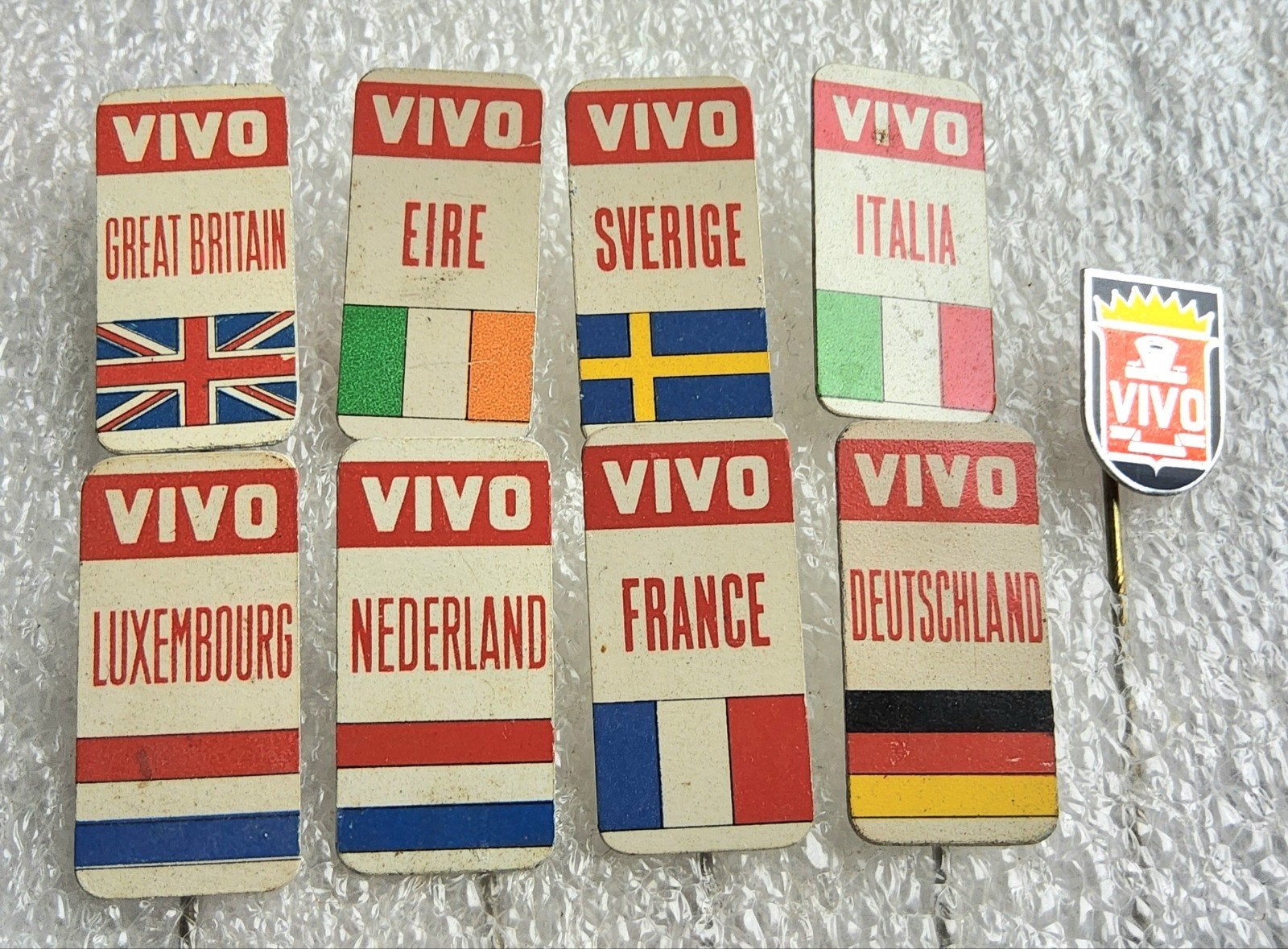 9 Vintage VIVO Speldjes - Landenvlaggen Collectie, Ophalen of Verzenden, Gebruikt, Stad of Land, Speldje of Pin