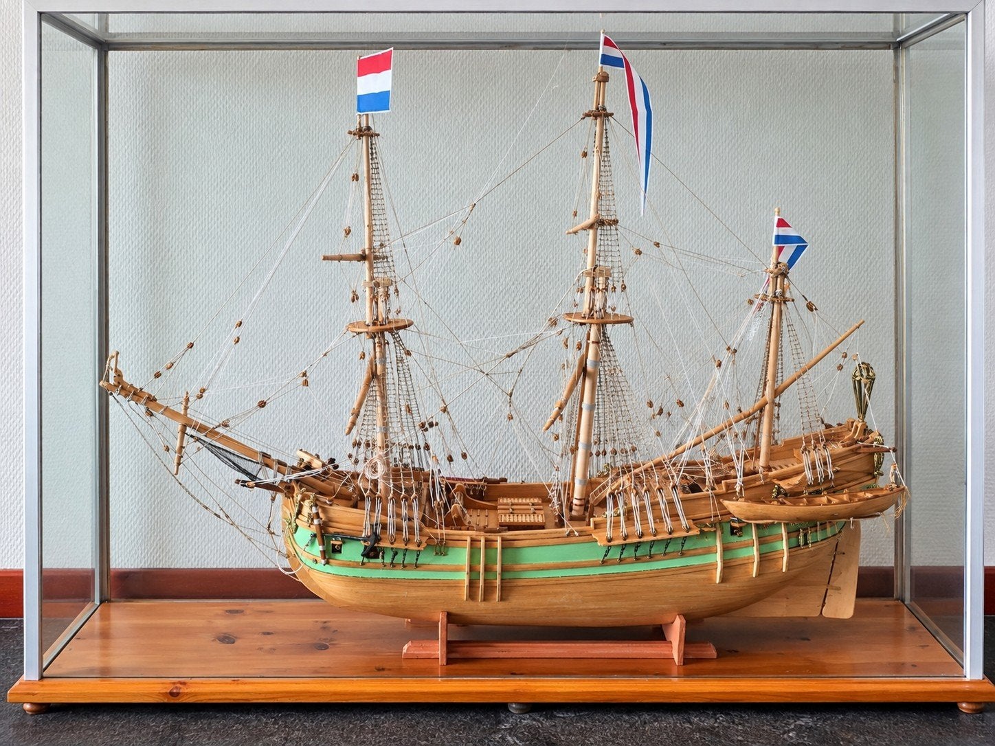 Prachtig houten scheepsmodel 'Walvisvaarder' in vitrine, Ophalen, Zo goed als nieuw, Groter dan 1:32, Overige merken