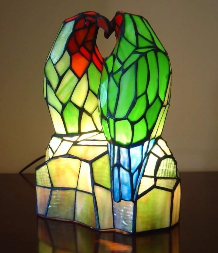 Tiffany Stijl Papegaai Lamp - nieuw met doos, Tiffany, Art Deco, Dieren, Kleurrijk, Nieuw, Ophalen of Verzenden, Glas