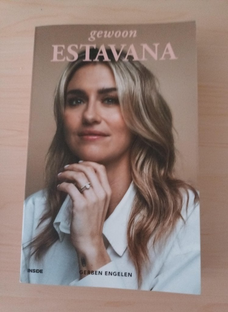 Biografie Gewoon Estavana, Ophalen of Verzenden, Zo goed als nieuw, Sport