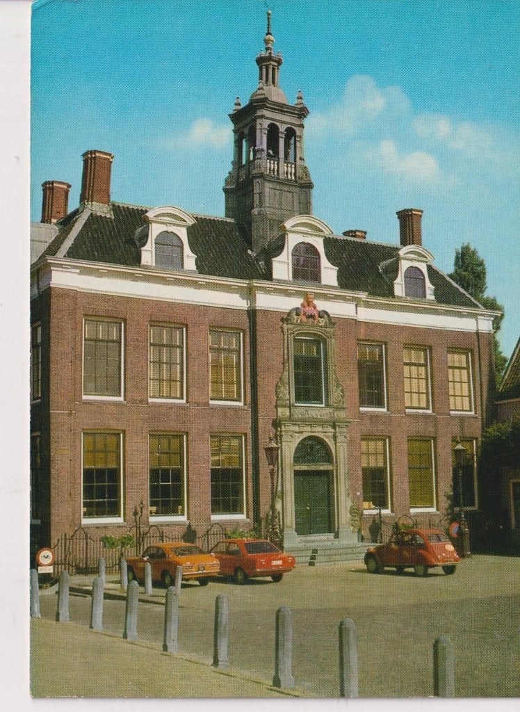 Edam, het stadhuis met auto's Citroen 2CV, Toyota., Ophalen of Verzenden, 1960 tot 1980, Ongelopen, Noord-Holland