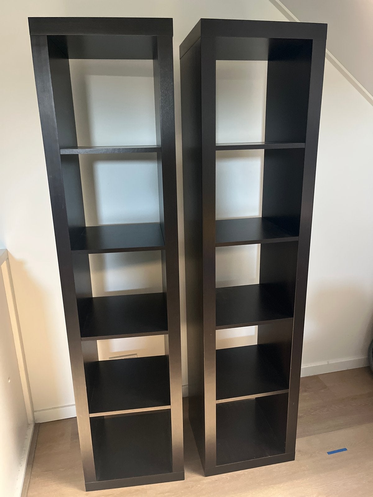 Twee donkerbruine smalle boekenkasten in zeer goede staat, Huis en Inrichting, Kasten | Boekenkasten, Ophalen, Met plank(en), Minder dan 50 cm