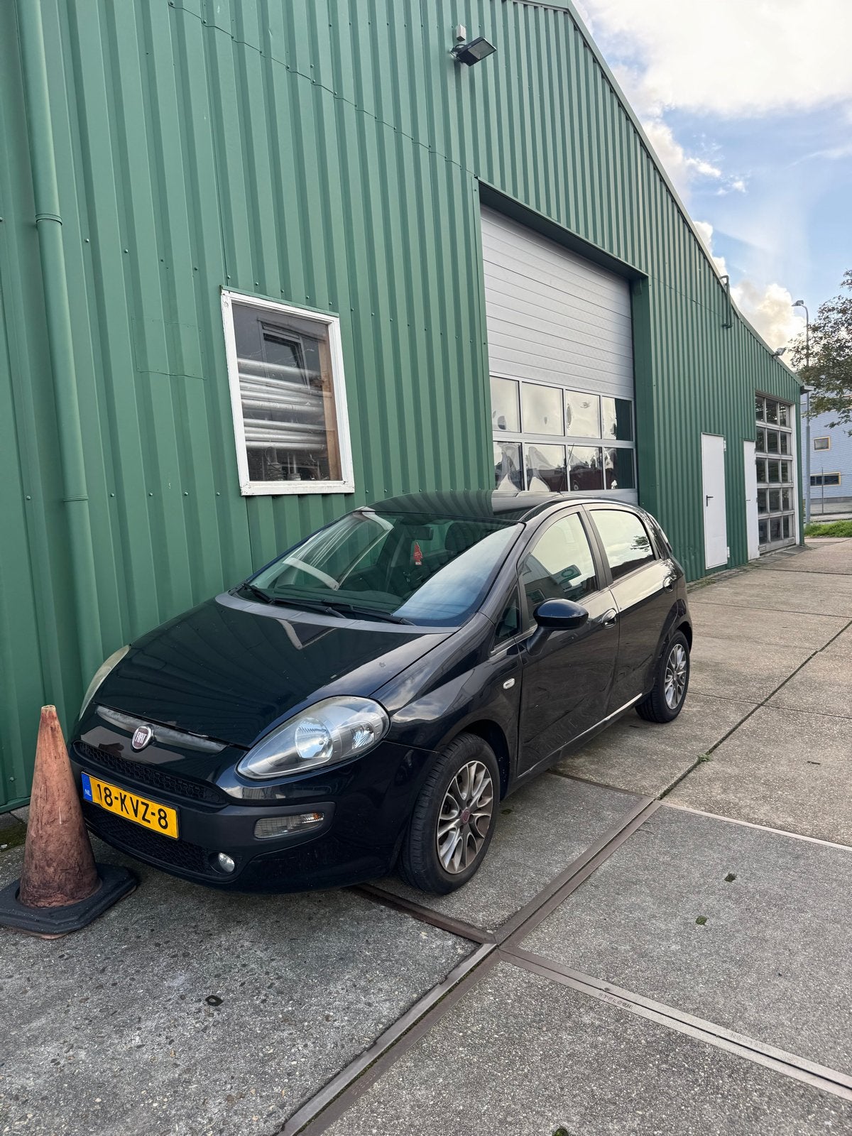 Fiat Punto 1.4 5DR 2010 Zwart, Auto's, Voorwielaandrijving, 40 €/maand, 4 cilinders, 400 kg