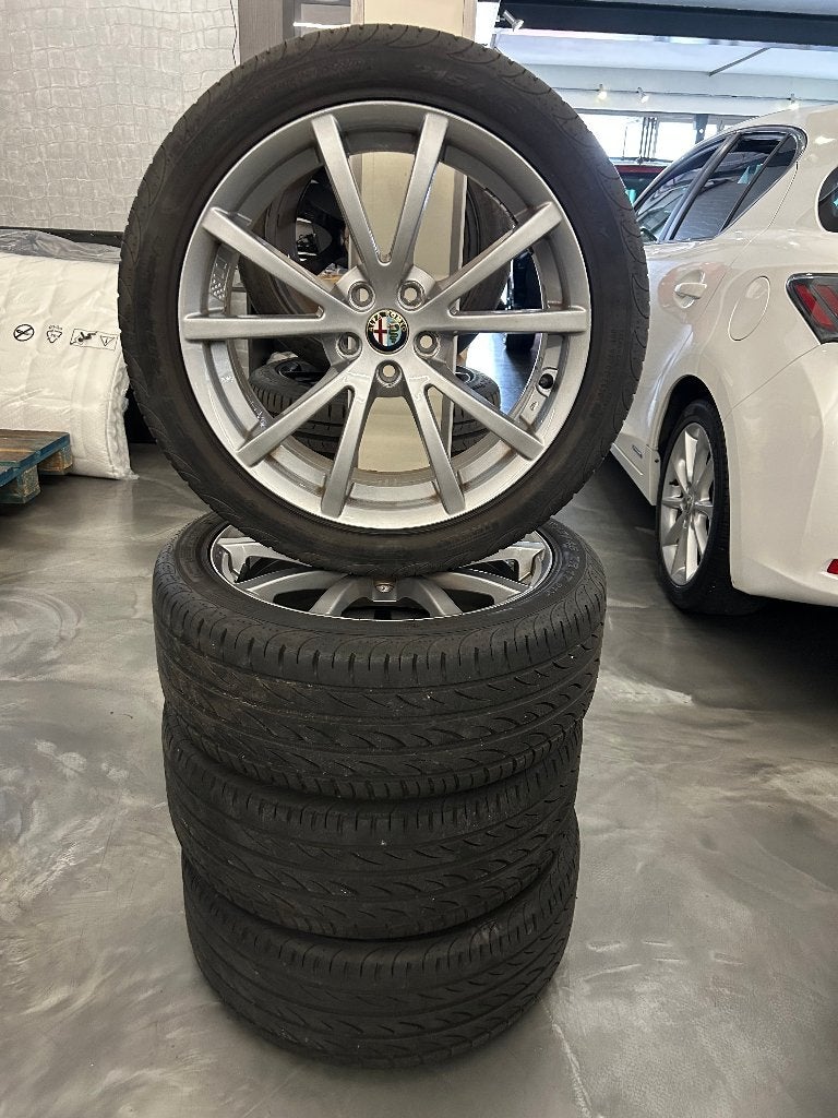 17" Originele Alfa LM velgen met zgan Pirelli banden, Auto-onderdelen, Banden en Velgen, Banden en Velgen, 17 inch, Ophalen of Verzenden