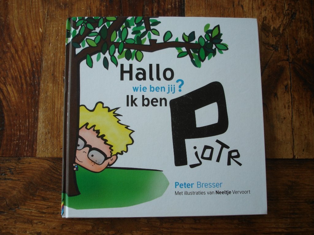 kleuter.01(1382) hallo wie ben jij  ?ik ben  pjotr. Met CD., Ophalen of Verzenden, Zo goed als nieuw, Fictie algemeen