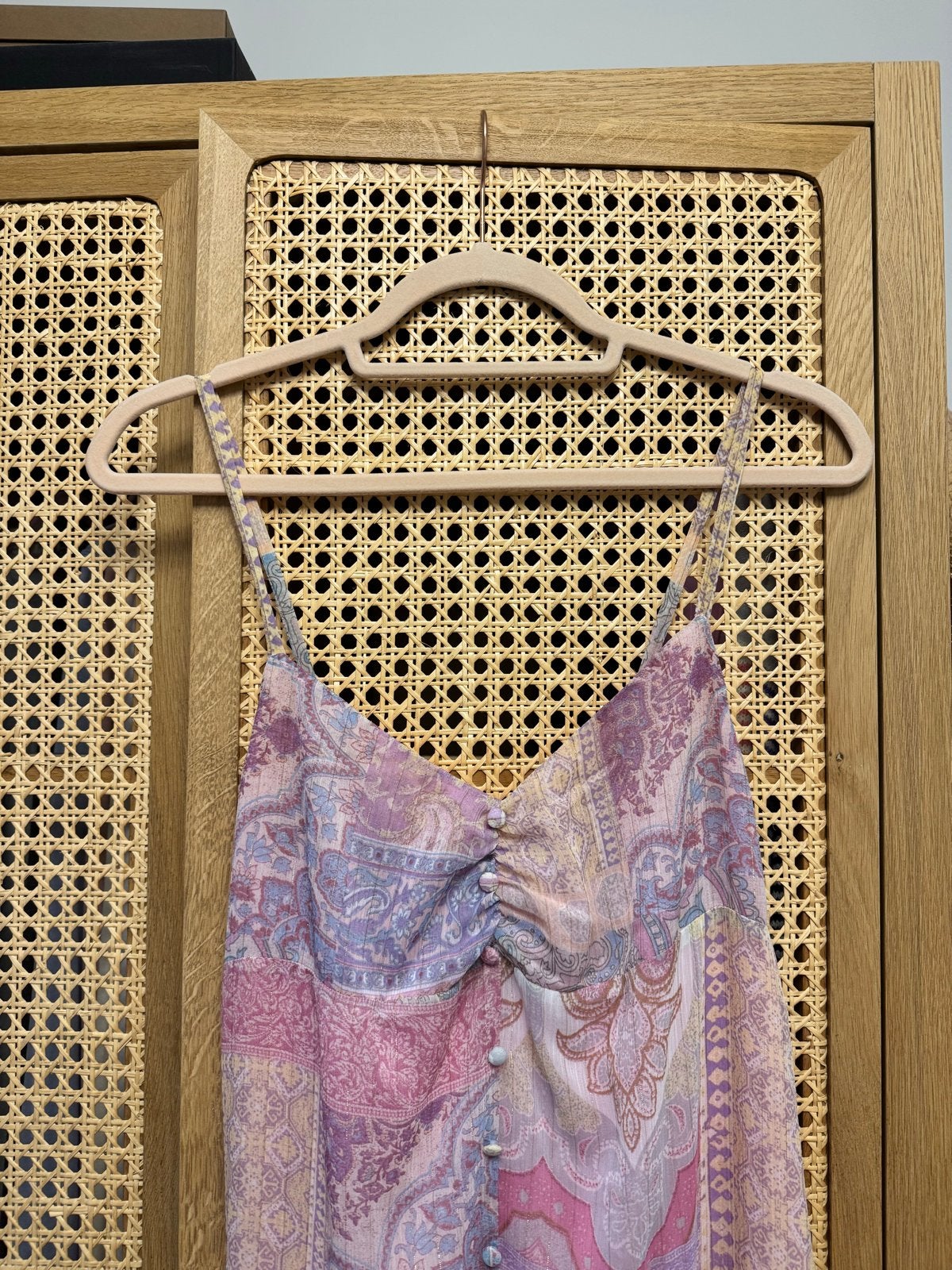 45 lichtroze fluwelen kledinghangers - 45x23 cm, Ophalen, Gebruikt, Fluweel, Volwassenen