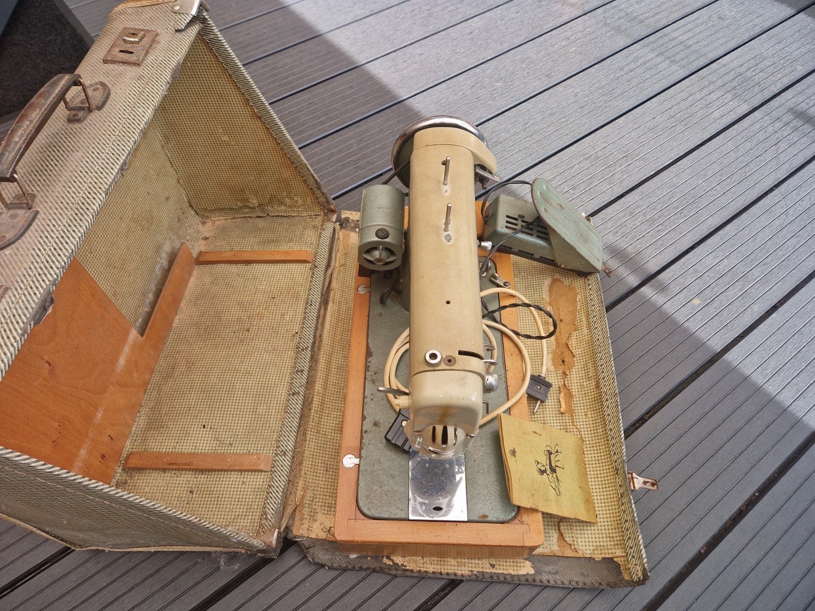 Oude Vesta Naaimachine met Koffer en Voetpedaal, Ophalen