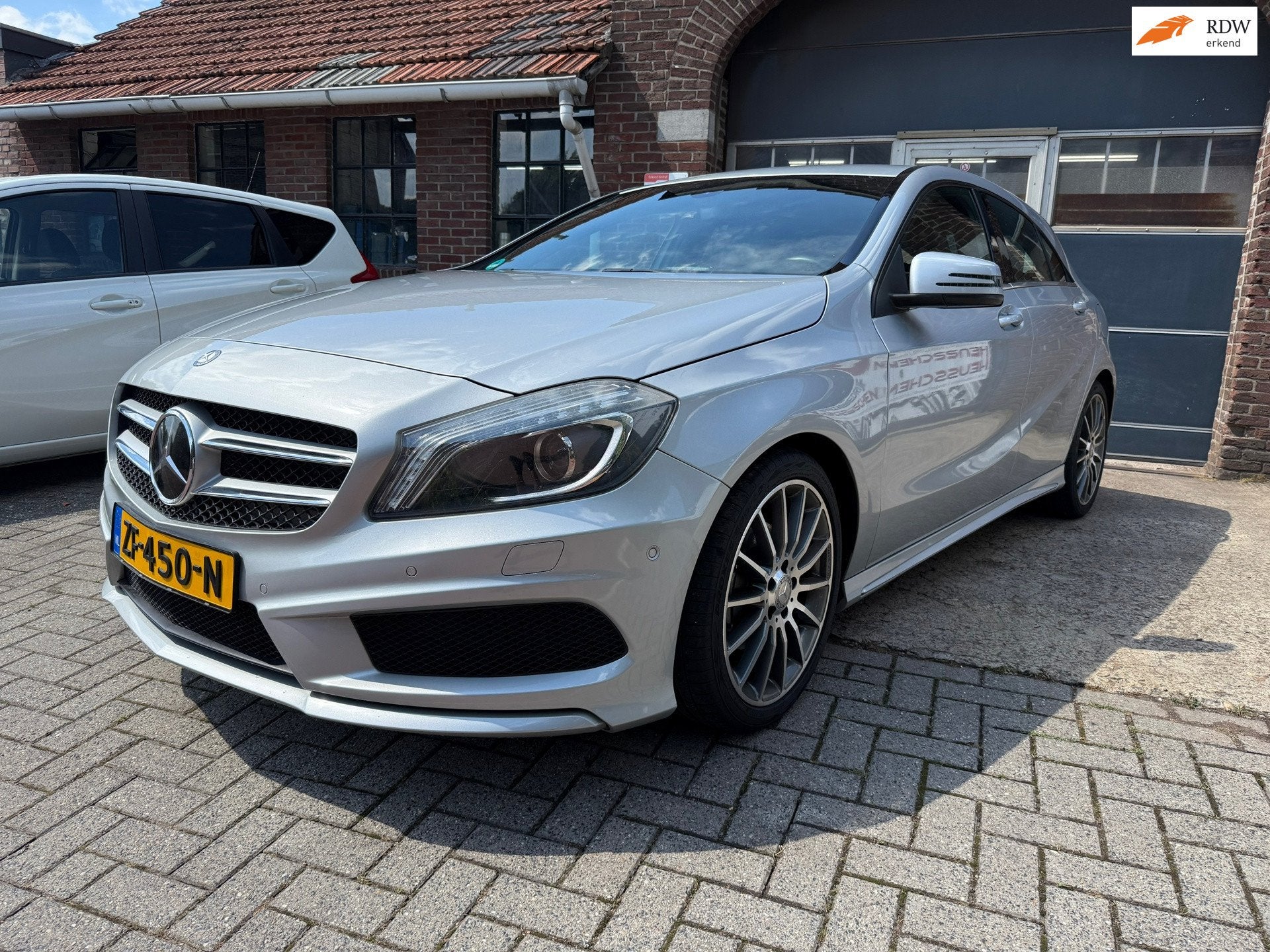 Mercedes-Benz A-klasse 180 Prestige I AIRCO I NAVI I AMG PAK, Voorwielaandrijving, Gebruikt, Euro 6, 4 cilinders