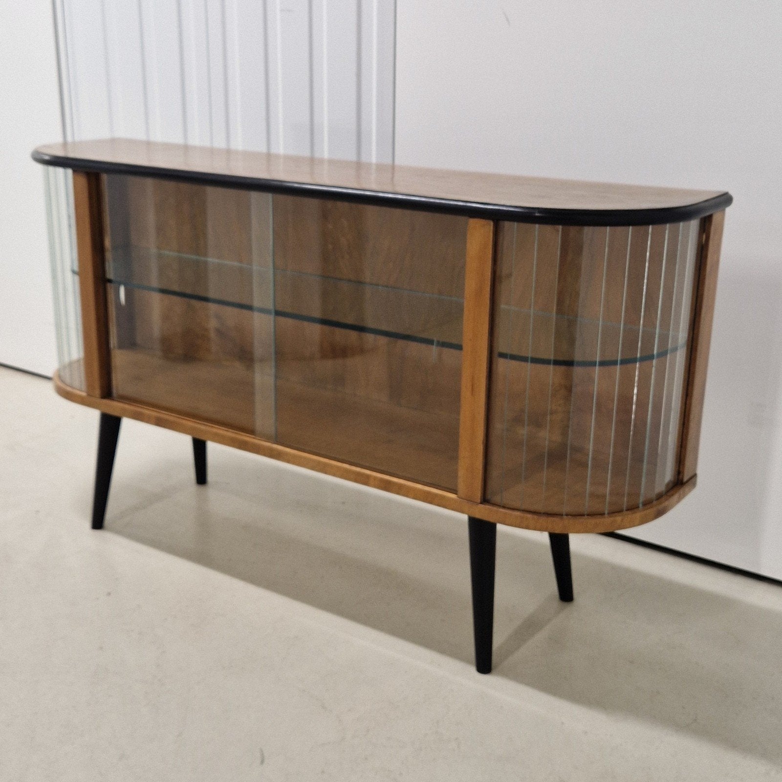 Vintage vitrinekast jaren '60 - gebogen glas, zwart accent, Huis en Inrichting, Gebruikt, Nyp, Overige houtsoorten, 50 tot 100 cm