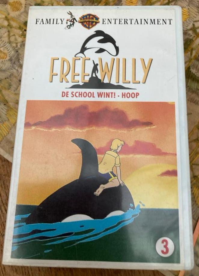 Free Willy VHS - De School Wint! - Hoop (Family Entertainmen, Alle leeftijden, Ophalen of Verzenden, Gebruikt, Actie en Avontuur
