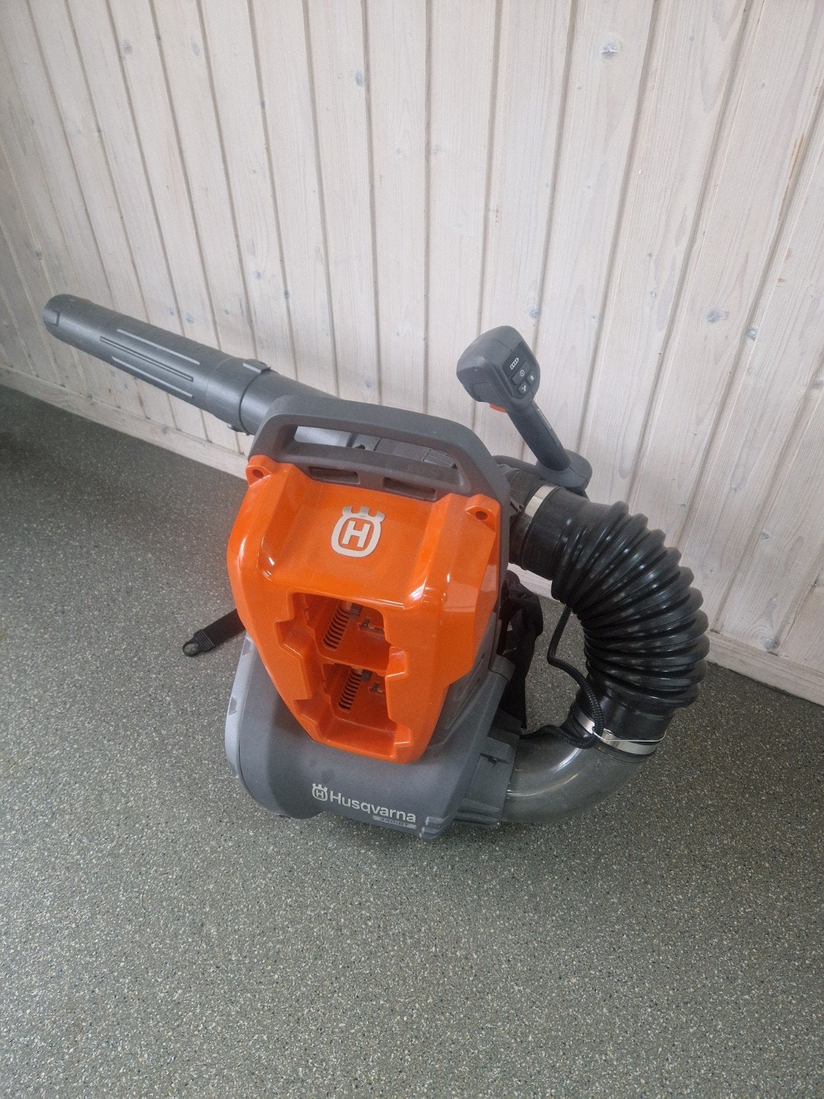 Husqvarna 340iBT rug accubladblazer, Ophalen, Accu, Ruggedragen, Zo goed als nieuw