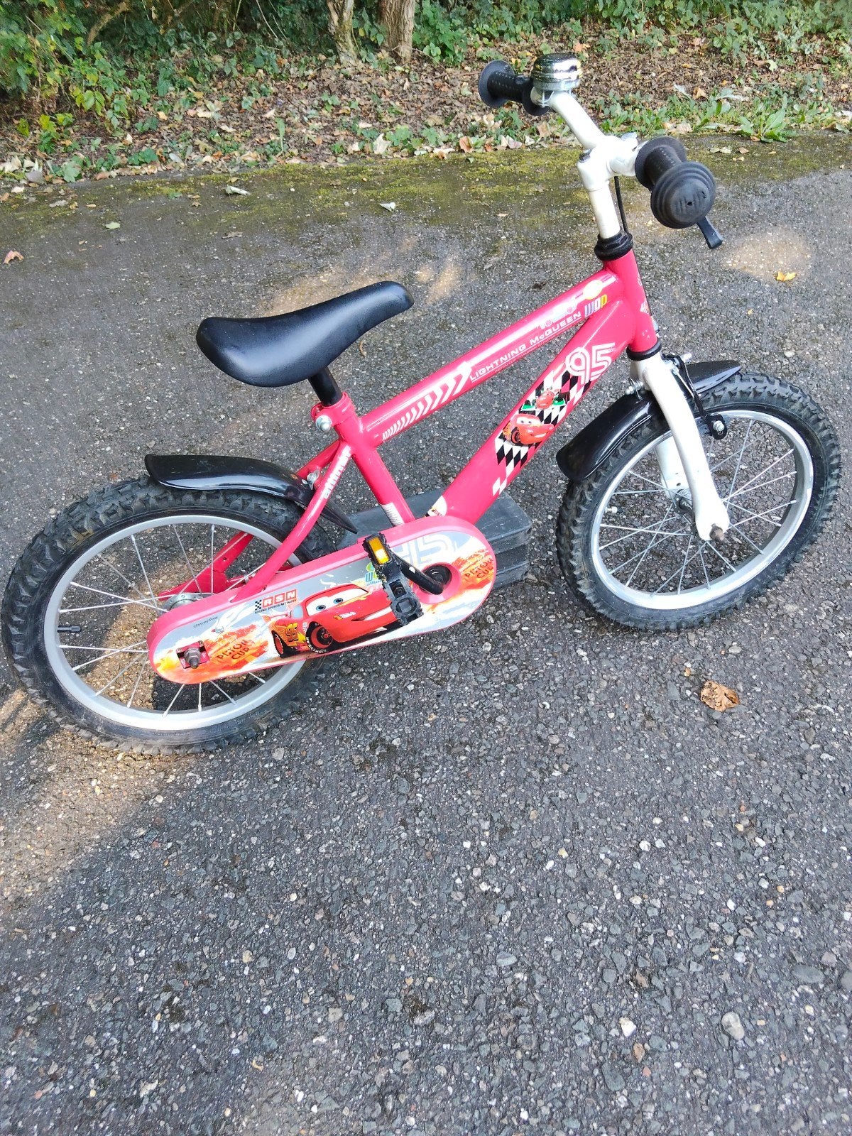 DISNEY CARS . 16 INCH KINDERFIETS. VOOR KINDEREN VAN 4 TOT 6, Ophalen, Zo goed als nieuw, 16 tot 20 inch