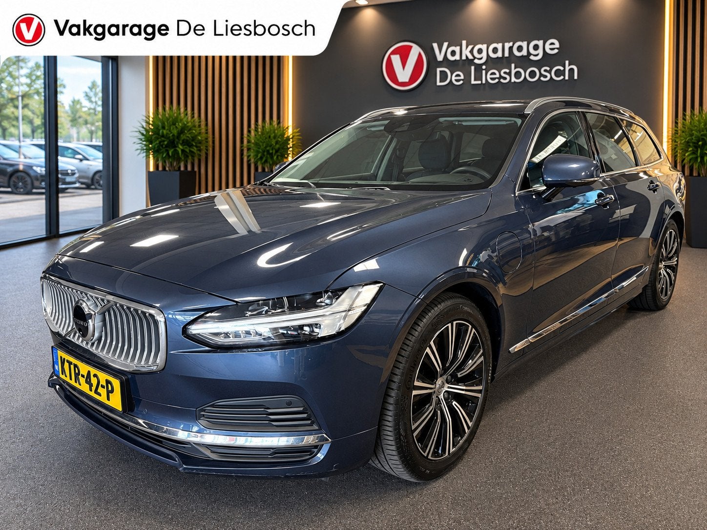 Volvo V90 2.0 T6 AWD Business Pro Automaat / Pano / leder /, Auto's, Automaat, Euro 6, 4 cilinders, Blauw