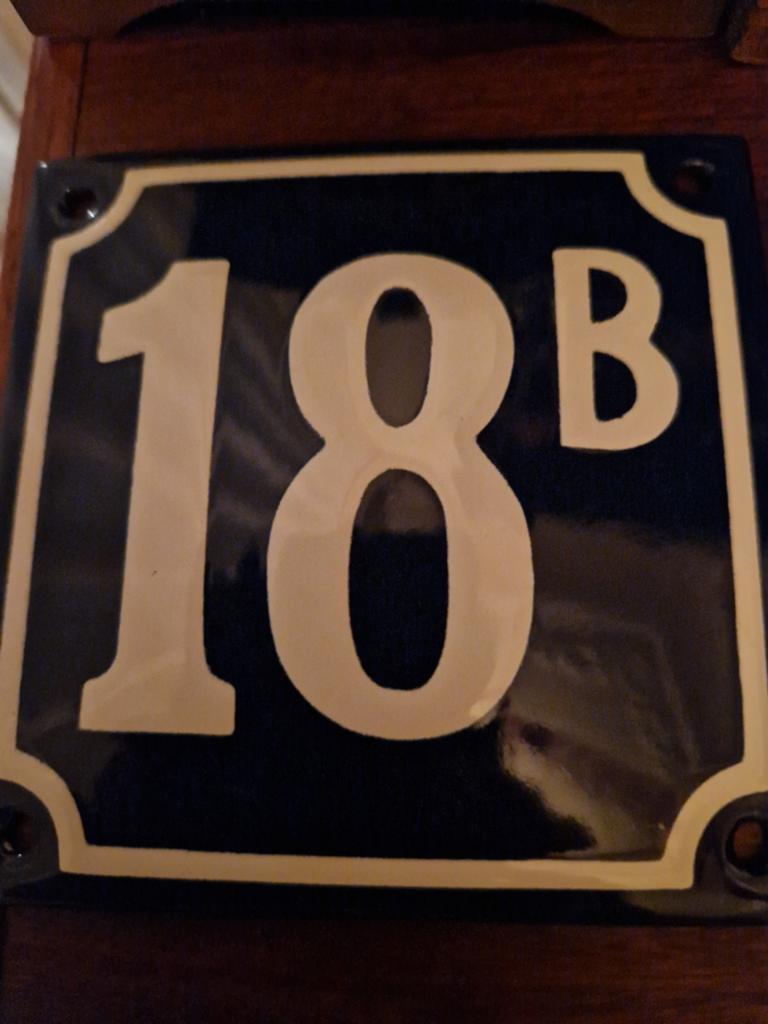 Emaille huisnummer 18B - Nostalgische uitstraling, Antiek en Kunst, Antiek | Emaille, Ophalen of Verzenden