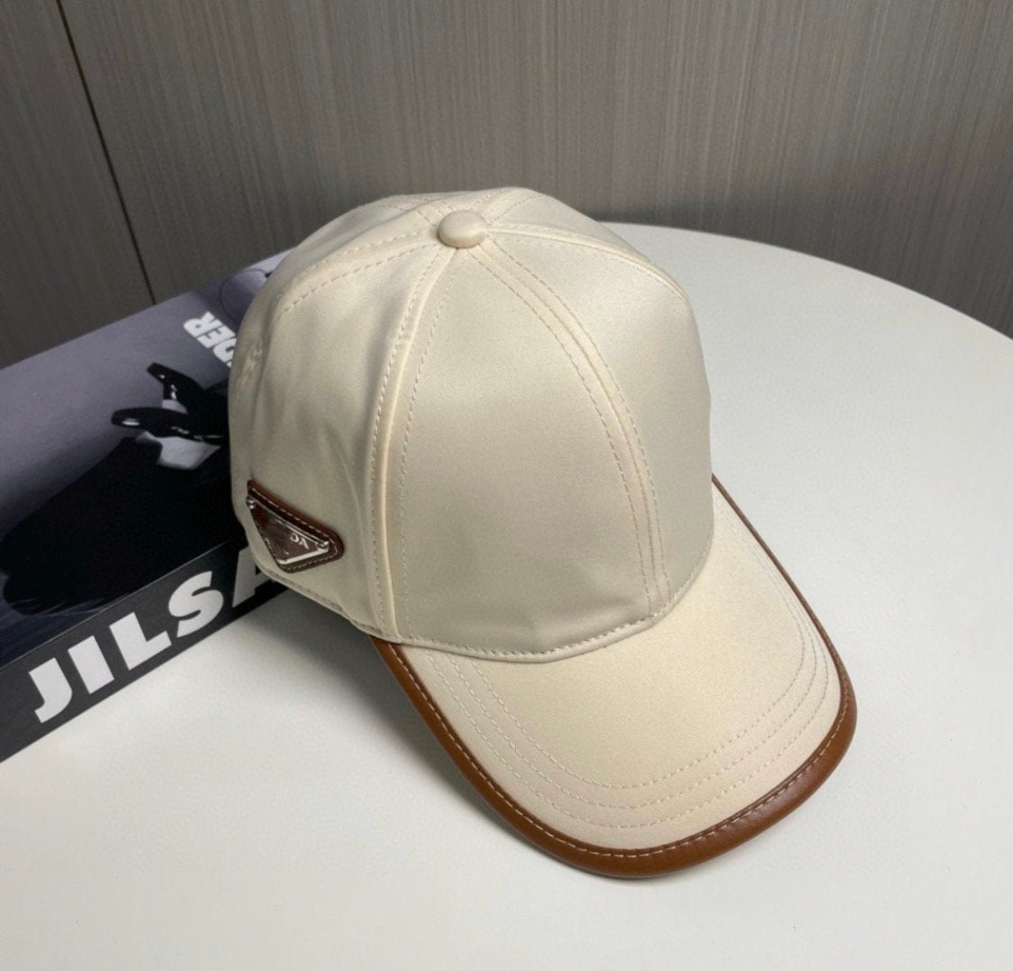 Prada pet bruin/wit NIEUW, Kleding | Heren, Hoeden en Petten, Ophalen of Verzenden, Nieuw