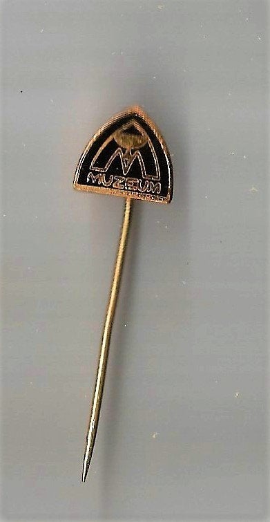 fraaie emaille speld Muzeum, Verzamelen, Speldjes, Pins en Buttons, Ophalen of Verzenden, Overige onderwerpen, Speldje of Pin