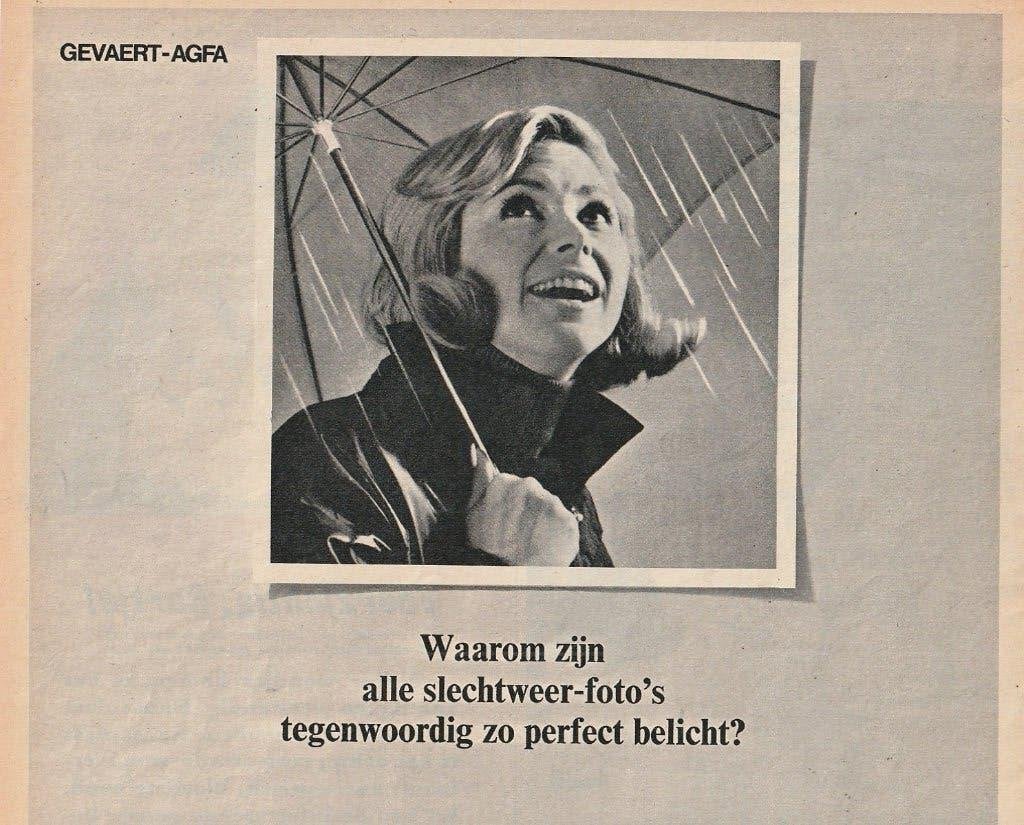 Retro reclame 1966 Agfa Rapid camera vrouw paraplu, Verzenden, Overige typen