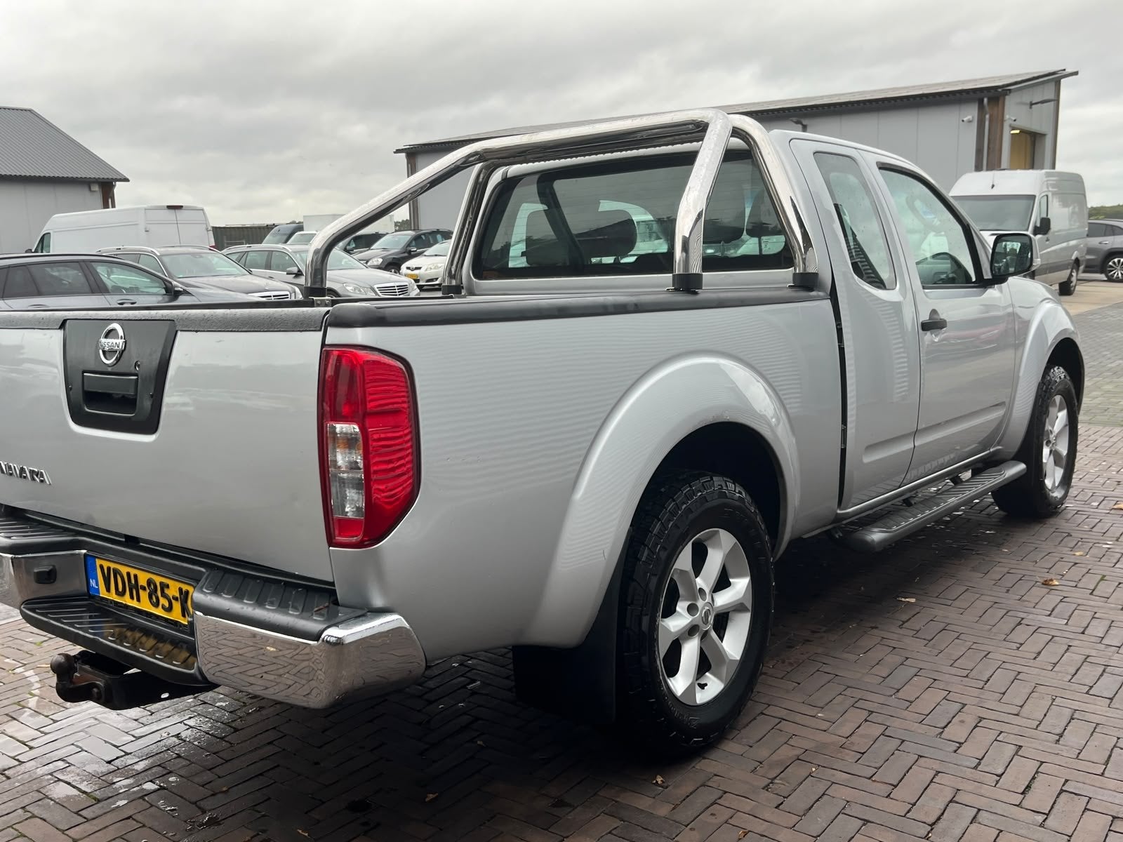 Nissan Navara 4x4 2.5 dCi LE King Cab motor schade, Auto's, Euro 5, Stof, Gebruikt, Bedrijf