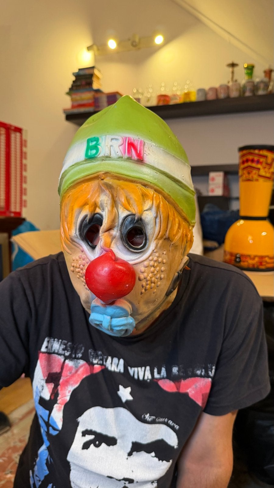 Uniek Clown Masker met Groene Muts en Rode Neus, Ophalen of Verzenden, Zo goed als nieuw, Toneelattributen of Onderdelen