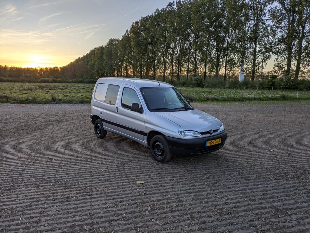 Peugeot partner 1.4 benzine, Auto's, Voorwielaandrijving, 535 kg, Trekhaak, Leder en Stof