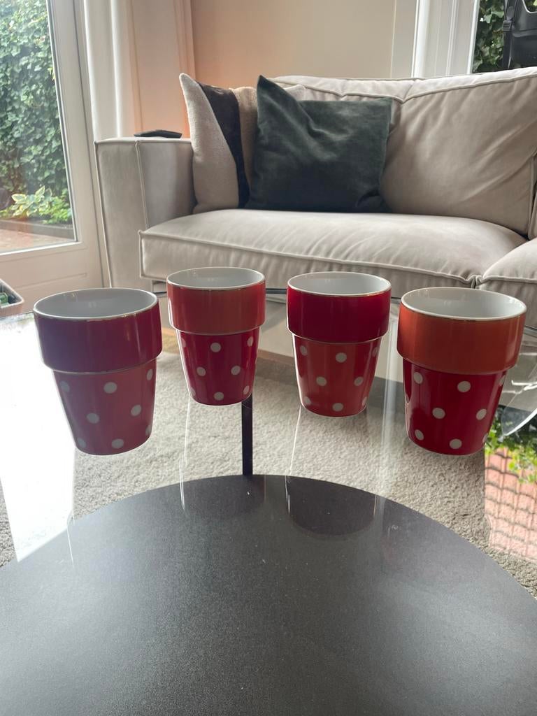 Set van 4 vrolijke rode kopjes met stippen, Ophalen, Keramiek, Zo goed als nieuw, Overige stijlen
