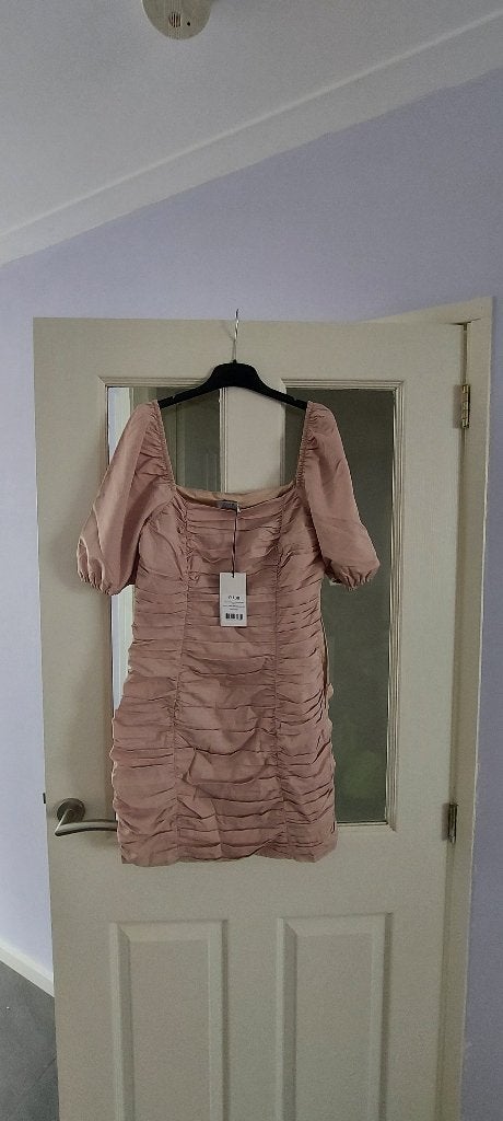 nieuwe NA-KD jurk in beige 38 M, Kleding | Dames, Beige, Nieuw, Boven de knie, Ophalen