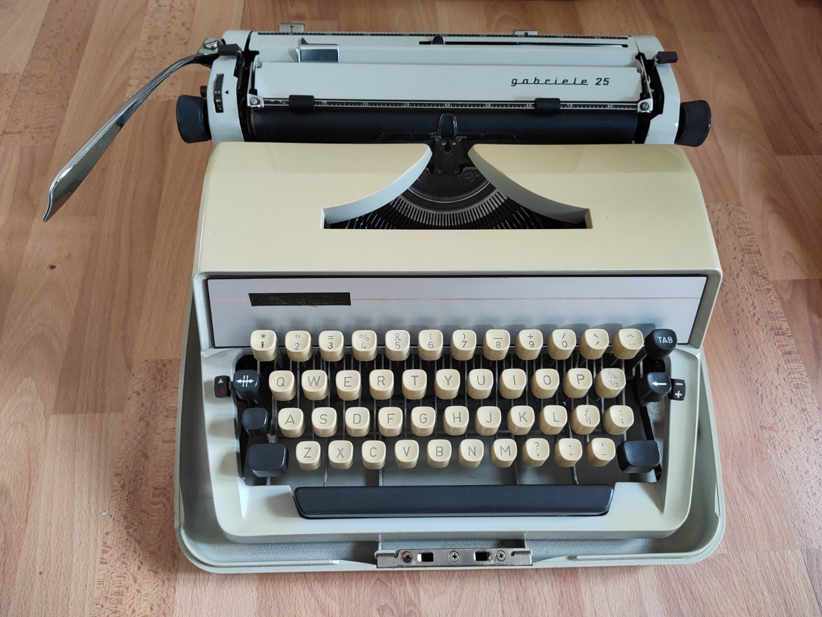Olivetti Dora en Triumph Gabriele 25 typemachines., Ophalen, Gebruikt