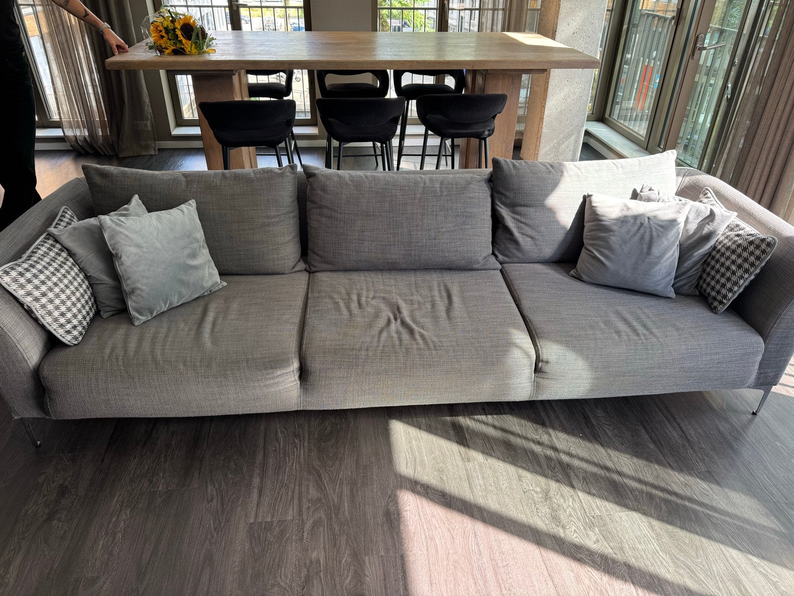 Grijze bank met kussens - 2.90m lang, 70cm hoog, Ophalen, 250 tot 300 cm, Gebruikt, 75 tot 100 cm