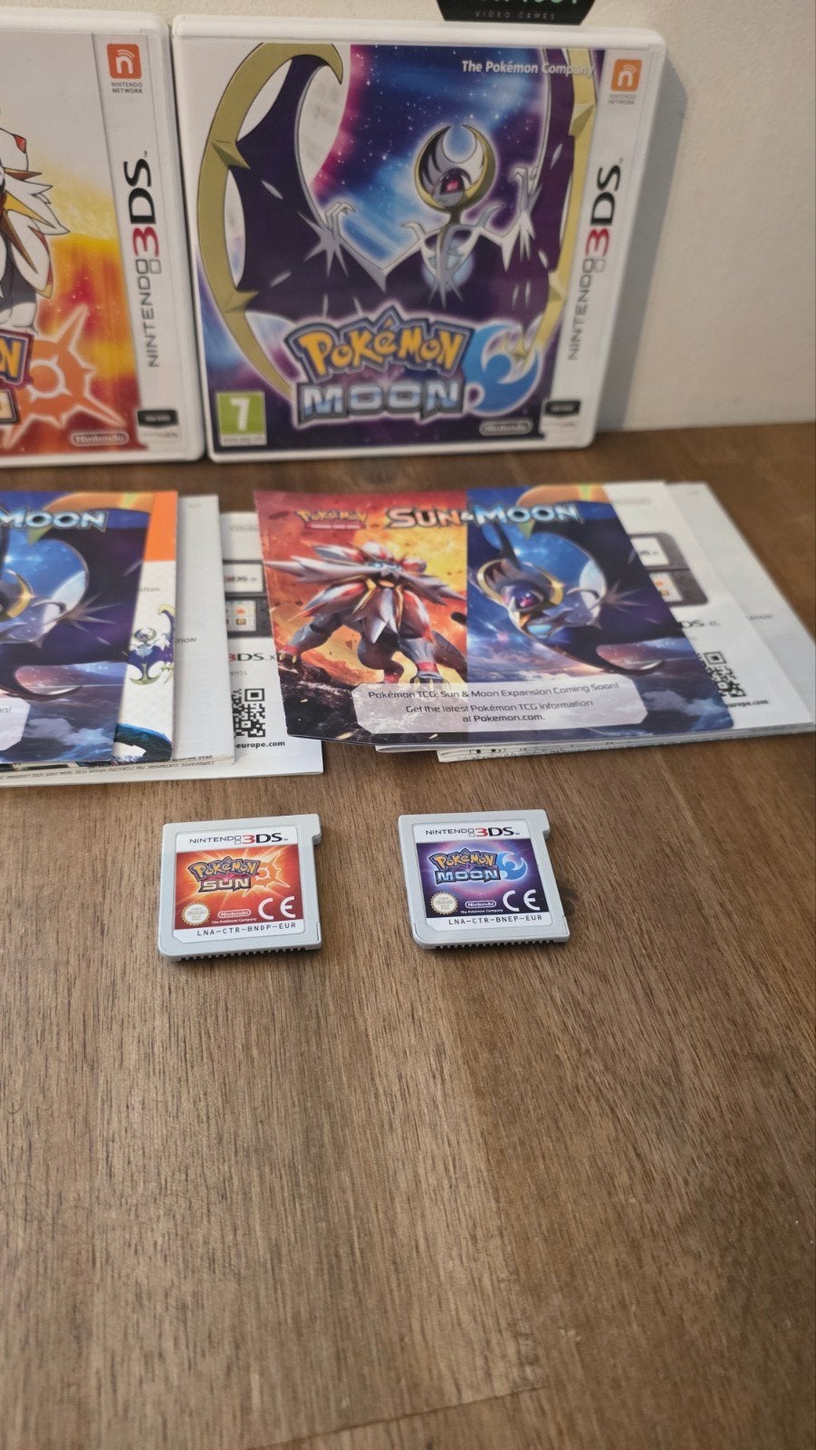 Pokémon Sun & Moon (Nintendo 3DS) - Compleet met doosjes, Spelcomputers en Games, Nintendo, Online, 1 speler, Zo goed als nieuw