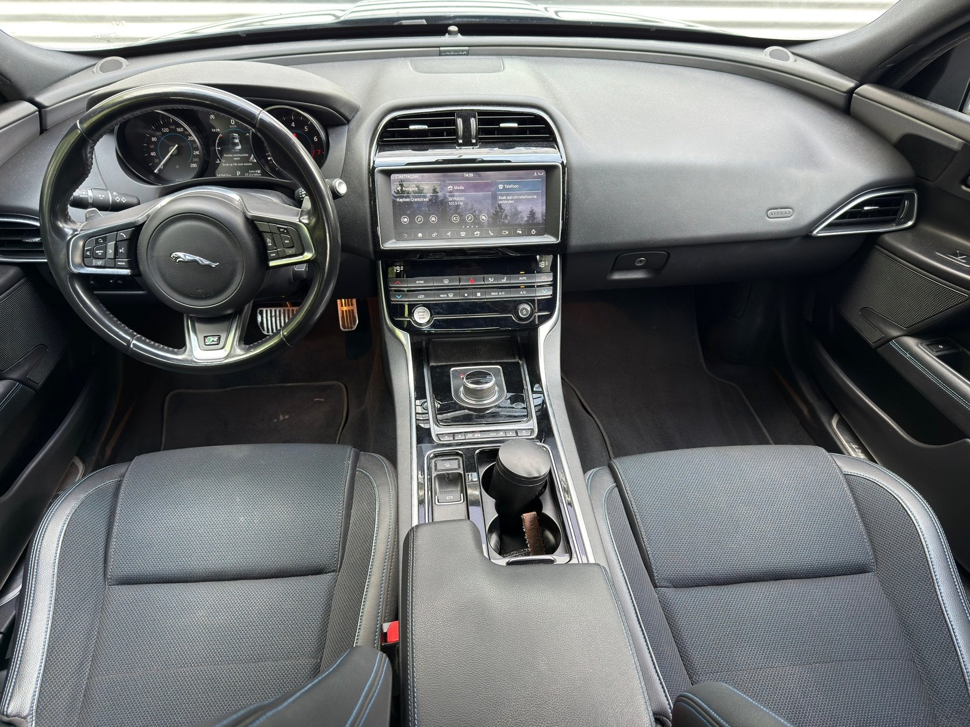 Jaguar XE 2.0t R-Sport l Automaat l Camera l Xenon l, Auto's, Automaat, 4 cilinders, Blauw, Bedrijf