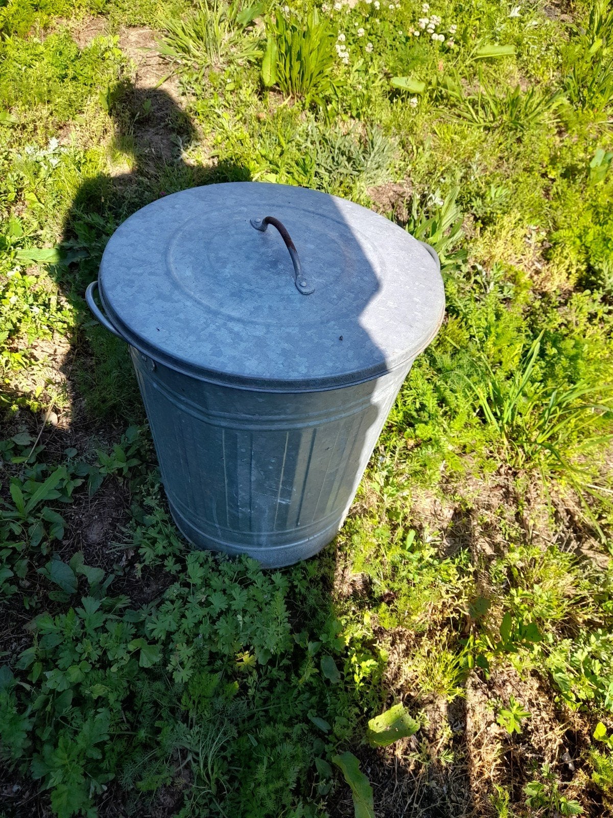Brocante landelijke zinken prullenbak met deksel, Ophalen