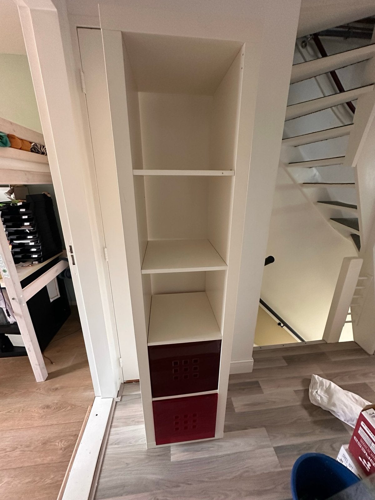 Ikea Kallax kast 1x5 vakken met 2 rode opbergbakken, Ophalen, Minder dan 50 cm, Gebruikt, 150 tot 200 cm